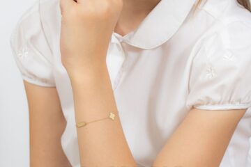 dziewczynka w złotej bransoletce na ręku